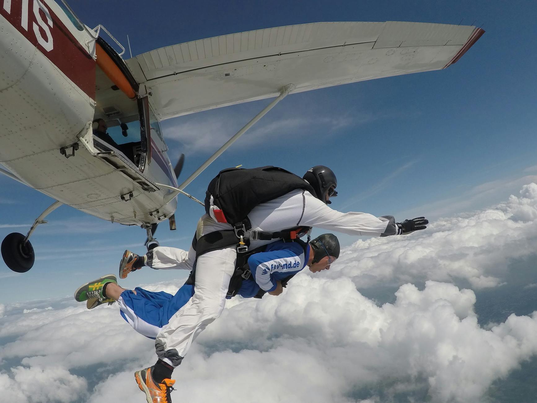 tandem skydiving